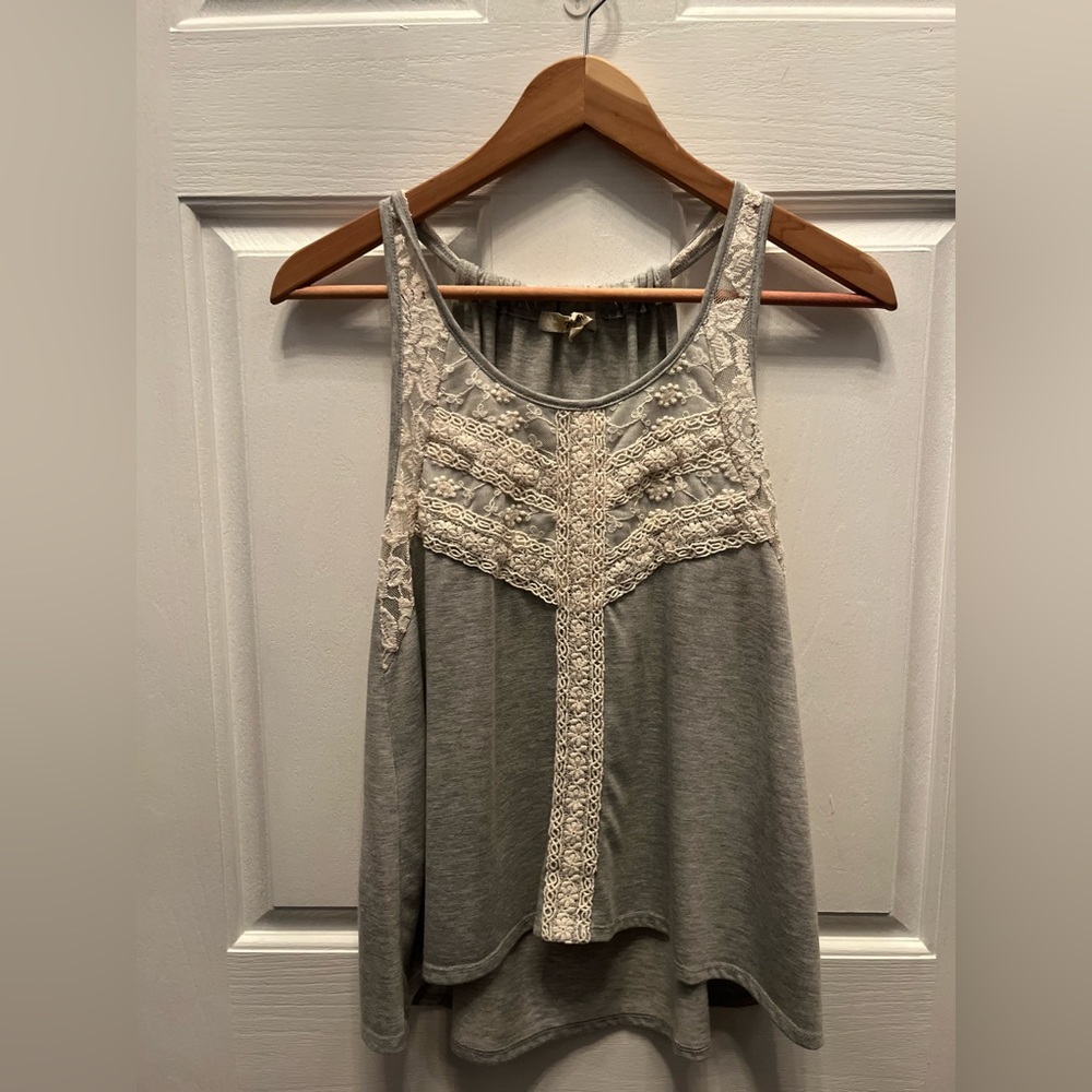 PRE-OWNED DEMEANOR JUNIORS GRAY KNIT LACE & CROCHET ACCENT TANK TOP- MEDIUM